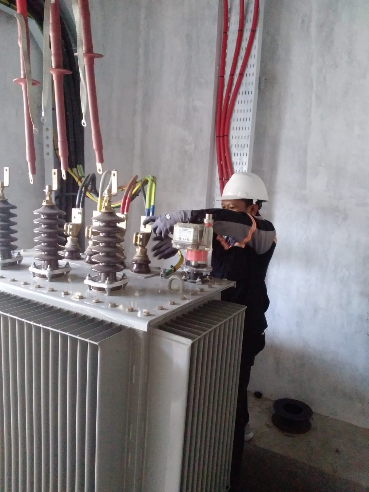 Tim ADT bekerja di trafo